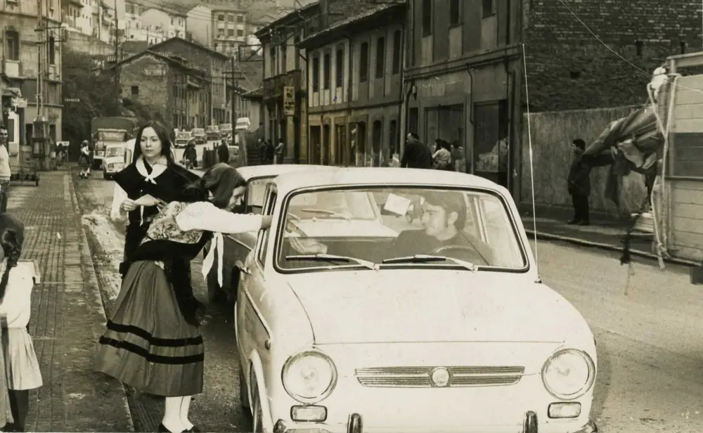 Foto antigua de una fiesta en El Entrego