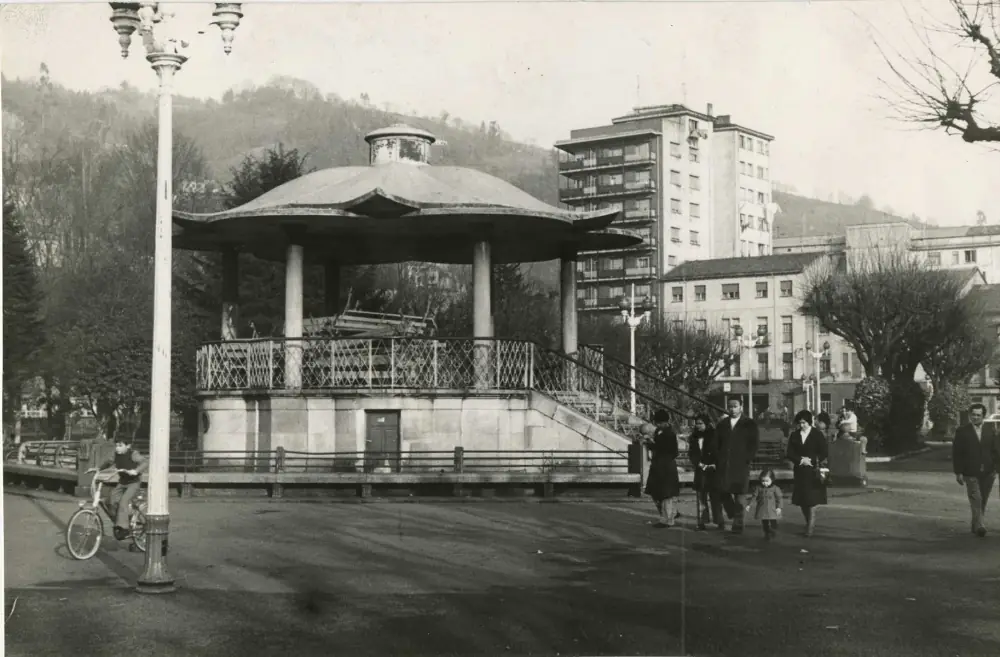 Foto antigua de una romería en El Entrego