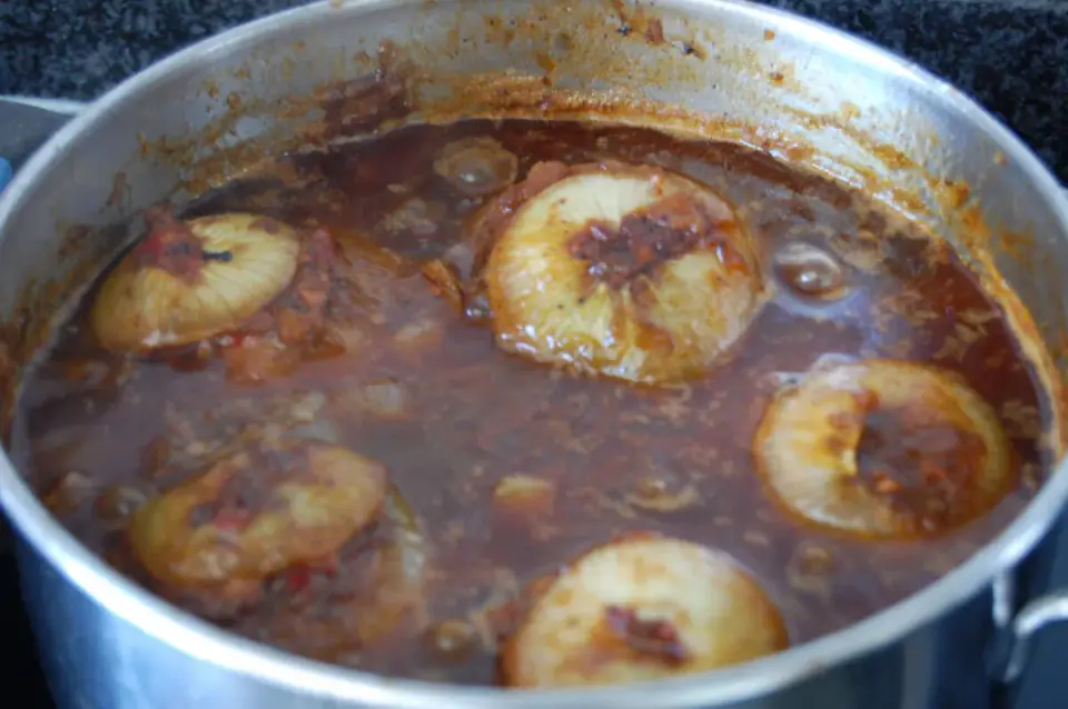 Cebollas rellenas de bonito en su salsa