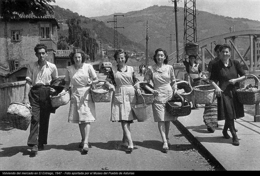 Foto antigua de vecinas y vecinos de El Entrego